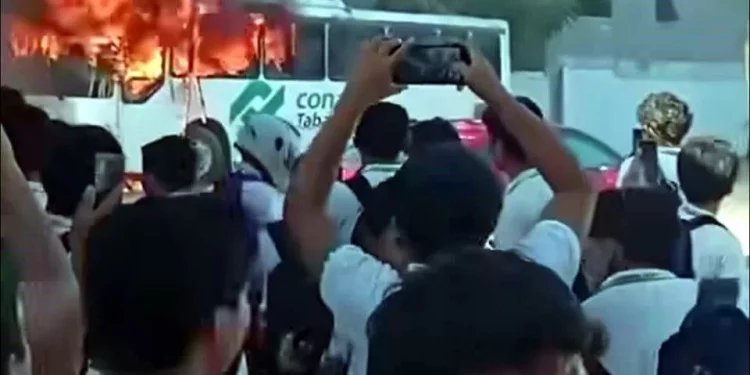 Queman camión alumnos de Conalep-Villahermosa por falta de becas