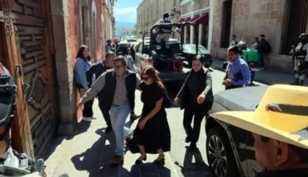 Grecia Quiroz, viuda de Carlos Manzo llega al Congreso de Michoacán a rendir protesta