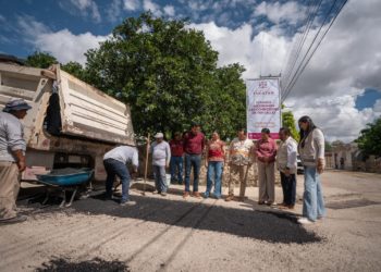 Gobernador Joaquín Díaz Mena recorre colonias del sur meridano para supervisar obras de mejora vial
