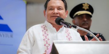 Gobernador Joaquín Díaz Mena da el banderazo al Buen Fin en Yucatán