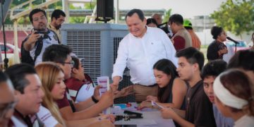 Gobernador Joaquín Díaz Mena inicia entrega de tarjetas “Felipe Carrillo Puerto” a estudiantes de la UADY