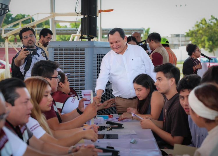 Gobernador Joaquín Díaz Mena inicia entrega de tarjetas “Felipe Carrillo Puerto” a estudiantes de la UADY