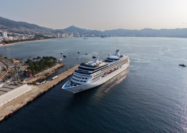 Turismo marítimo repunta con la llegada del crucero MS Regatta al puerto de Acapulco