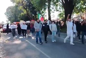 Marchan estudiantes en Uruapan en demanda de paz