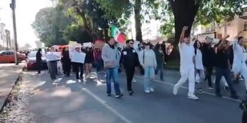 Marchan estudiantes en Uruapan en demanda de paz