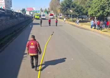 Taxi que transportaba pirotecnia estalla en la México–Toluca; vehículo queda calcinado y hay varios lesionados