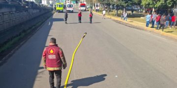 Taxi que transportaba pirotecnia estalla en la México–Toluca; vehículo queda calcinado y hay varios lesionados