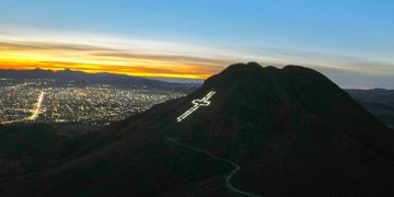 Enciende Municipio cruz ecuménica del Cerro Grande por temporada navideña