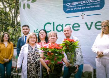 Cuernavaca entrega 200 flores de Nochebuena a cambio de pet en jornada ambiental
