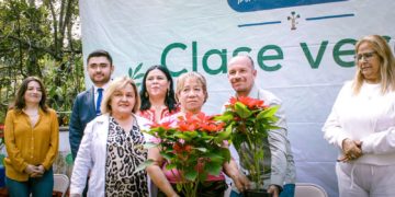 Cuernavaca entrega 200 flores de Nochebuena a cambio de pet en jornada ambiental