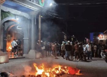 Toman presidencia de Jonacatepec y queman árbol de Navidad, tras atropellamiento de menor por policía municipal