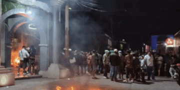 Toman presidencia de Jonacatepec y queman árbol de Navidad, tras atropellamiento de menor por policía municipal