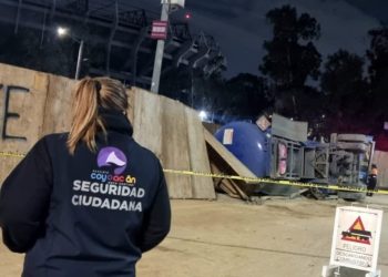 Vuelca pipa de gasolina a un costado del Estadio Azteca, en la alcaldía Coyoacán