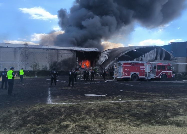 Avioneta se desploma en Toluca; moviliza a cuerpos de emergencia cerca del aeropuerto