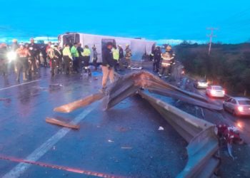 Vuelca camión en Apodaca, Nuevo León; hay ocho muertos y más de 50 heridos