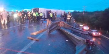 Vuelca camión en Apodaca, Nuevo León; hay ocho muertos y más de 50 heridos