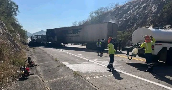 Localizan camioneta con cuerpos calcinados tras balacera en Escuinapa, Sinaloa