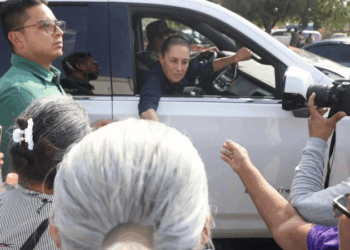 Sheinbaum se reúne con familiares de víctimas tras descarrilamiento del Tren Interoceánico; recorre hospitales en Oaxaca