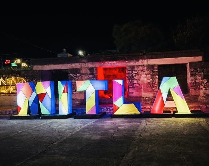 Visita la Villa Mágica Iluminada Mitla 2025