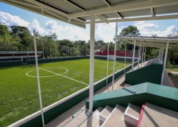 Fortalece Puerto Morelos infraestructura deportiva con rehabilitación del campo de futbol 7 en Leona Vicario