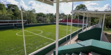 Fortalece Puerto Morelos infraestructura deportiva con rehabilitación del campo de futbol 7 en Leona Vicario