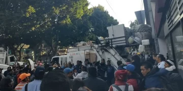 Vandalizan trabajadores de limpia oficinas del gobierno capitalino