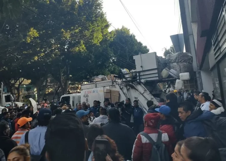 Vandalizan trabajadores de limpia oficinas del gobierno capitalino