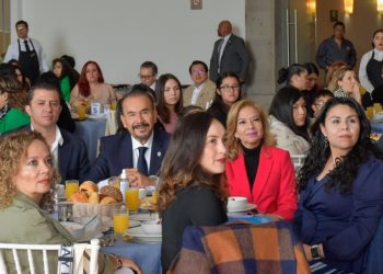 Pedro Rodríguez y Paty Arévalo reconocen a aliados de la niñez atizapense