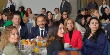 Pedro Rodríguez y Paty Arévalo reconocen a aliados de la niñez atizapense
