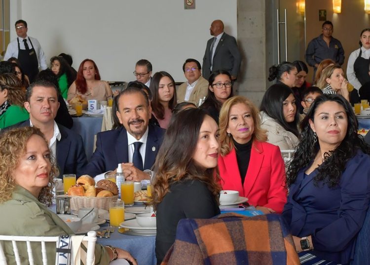 Pedro Rodríguez y Paty Arévalo reconocen a aliados de la niñez atizapense