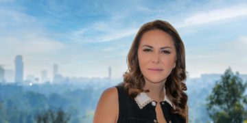 Claudia Rincón expone riesgos de deepfakes y anonimato para mujeres y niñas