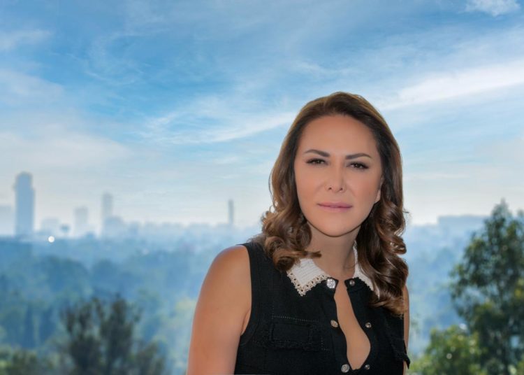 Claudia Rincón expone riesgos de deepfakes y anonimato para mujeres y niñas