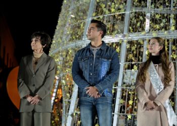 Asiste Felifer Macías al encendido del Árbol Monumental de Querétaro