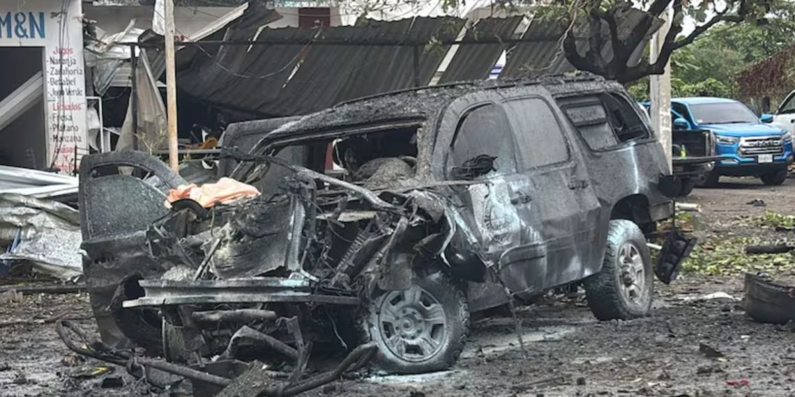 Estalla coche bomba afuera de instalaciones de la Policía Comunitaria de Coahuayana, Michoacán; reportan 4 muertos