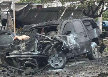 Estalla coche bomba afuera de instalaciones de la Policía Comunitaria de Coahuayana, Michoacán; reportan 4 muertos
