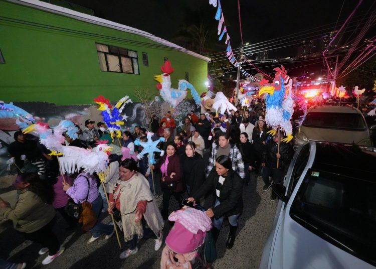 Asiste alcalde Felifer Macías al tradicional Gallo, Noche de Estrellas en Querétaro
