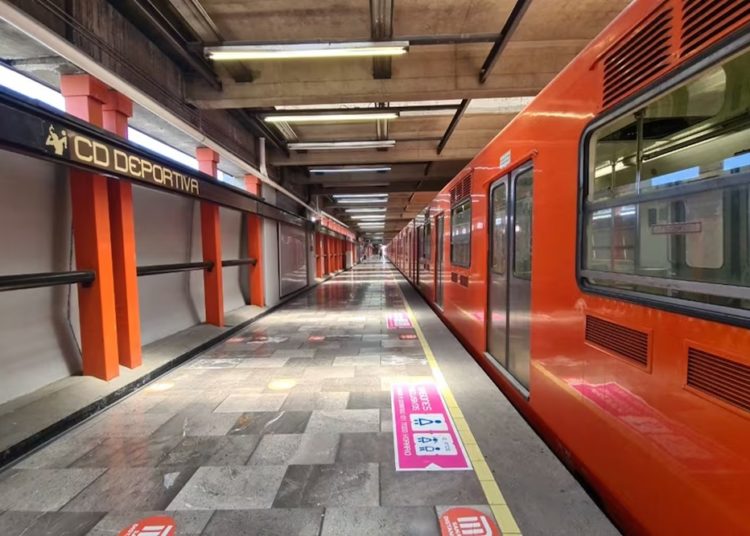 Caen 12 personas de escalera eléctrica en Ciudad Deportiva de la Línea 9 del Metro
