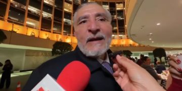 ¿De su bolsillo? Adán Augusto repartió libros de AMLO a senadores de Morena