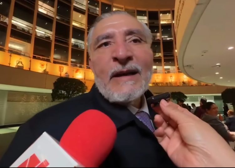 ¿De su bolsillo? Adán Augusto repartió libros de AMLO a senadores de Morena