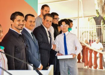 Beneficia la Fábrica de Escuelas a estudiantes de Secundaria con iPads