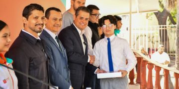 Beneficia la Fábrica de Escuelas a estudiantes de Secundaria con iPads