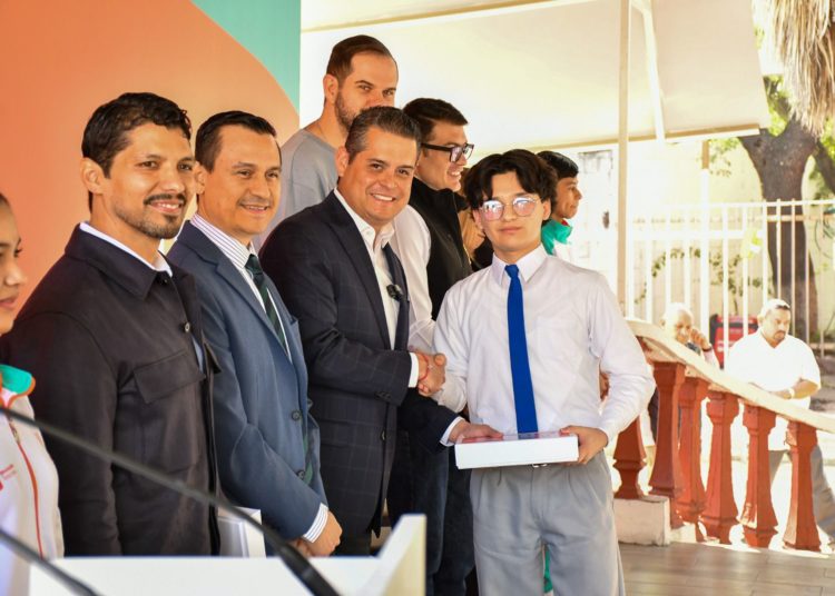Beneficia la Fábrica de Escuelas a estudiantes de Secundaria con iPads