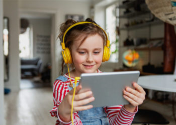 Presentan iniciativa que reforma la Ley General de Educación para que la medida se aplique en los planteles de nivel básico