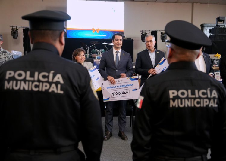 Reconoce Felifer Macías a policías municipales