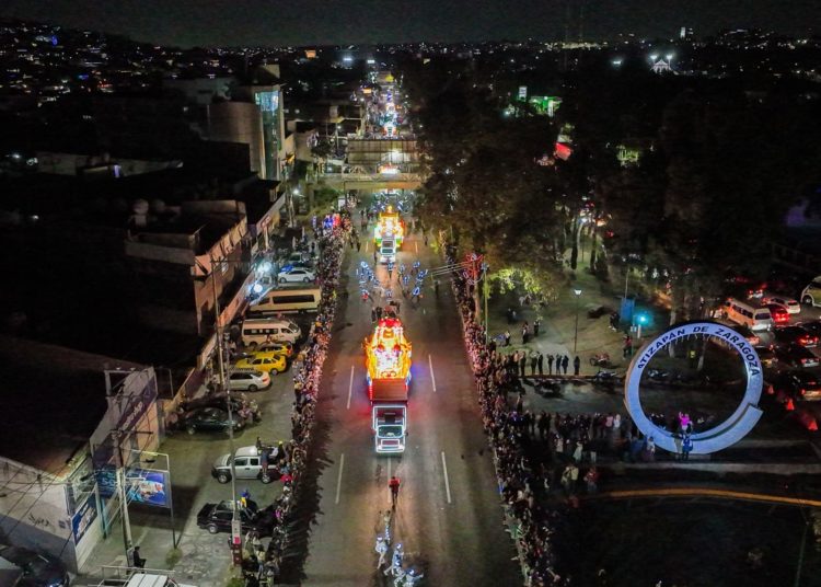 La espectacularidad de la Caravana Coca Cola llegó a Atizapán