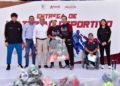 Alcalde entrega material deportivo a atletas seleccionados de Ahome