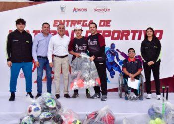 Alcalde entrega material deportivo a atletas seleccionados de Ahome