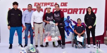 Alcalde entrega material deportivo a atletas seleccionados de Ahome