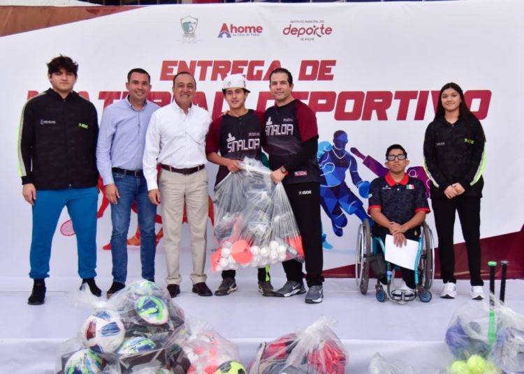 Alcalde entrega material deportivo a atletas seleccionados de Ahome