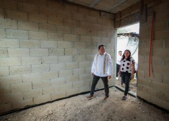 Gobernador Joaquín Díaz Mena entrega acciones de vivienda en Cuzamá